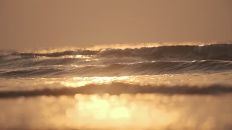 Pequeñas-Olas-Rompiendo-En-La-Orilla-Del-Mar-Al-Atardecer-Hermosa-Hora-Dorada-A-Cámara-Lenta