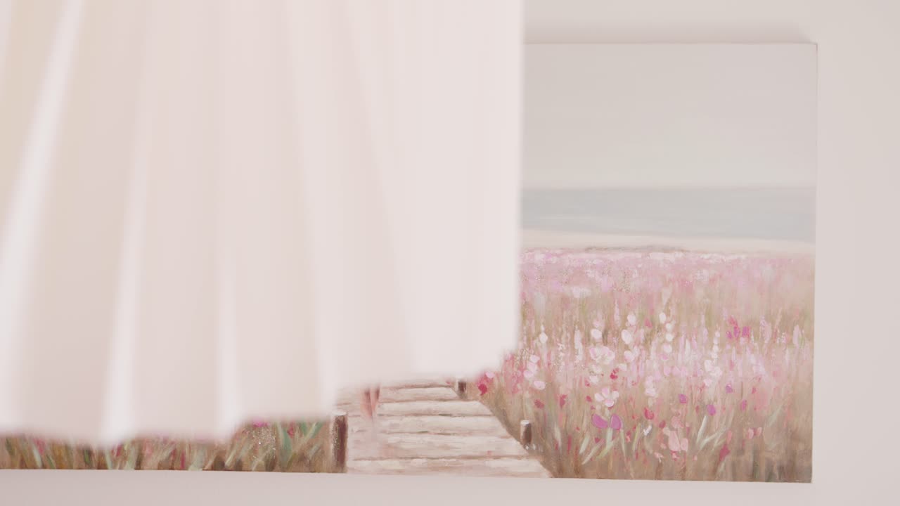 프랑스 의 한 집 내 의 방 에 매달려 있는 그림 의 느리게 드러나는  ⁇