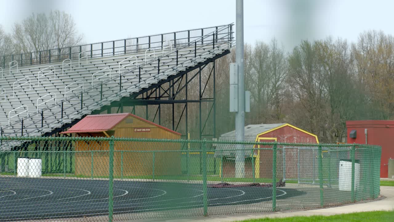 학교 경기장 관중을 위한 빈 관중석