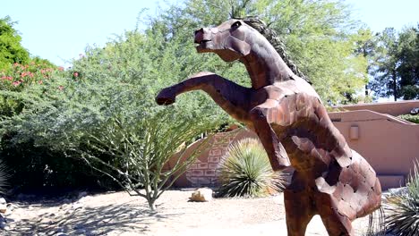 Escultura-De-Un-Gran-Caballo-De-Metal-Sobre-Las-Patas-Traseras-Vista-De-Perfil-Plano-Medio