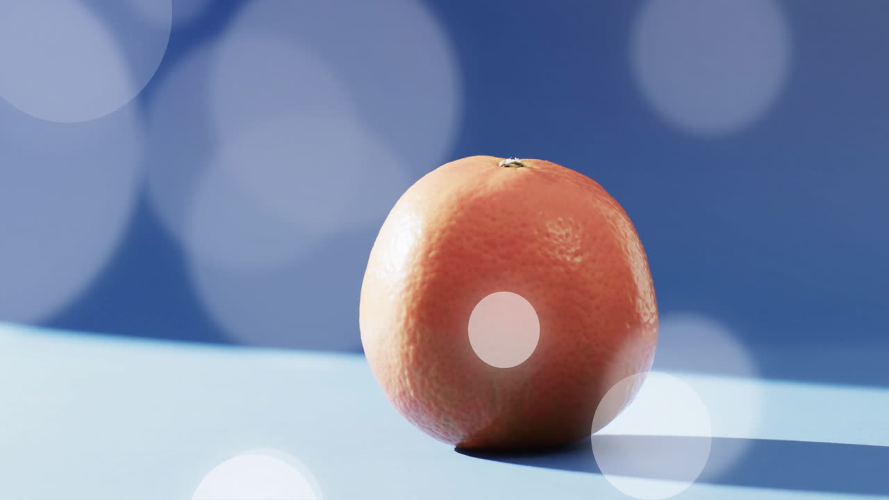 파란색 배경에 오렌지색과 빛의 반점이 있습니다.