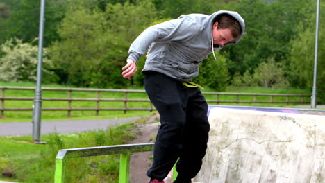 joven patinador patinando en el parque de patinaje al aire libre