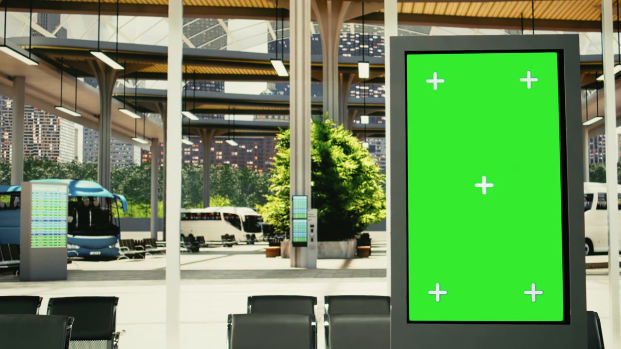 Offentlig transportterminal med tomt venteområde og digitale rutevisninger.
