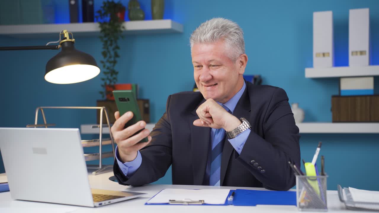 온라인 페이스타임 채팅을 하는 사업가