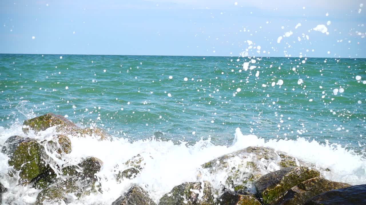 Ola de mar. Cámara lenta. Grabación de una ola marina