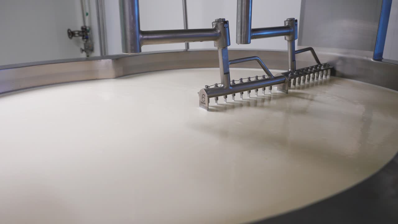 queso derretido listo para ser cortado con máquinas en una fábrica de queso