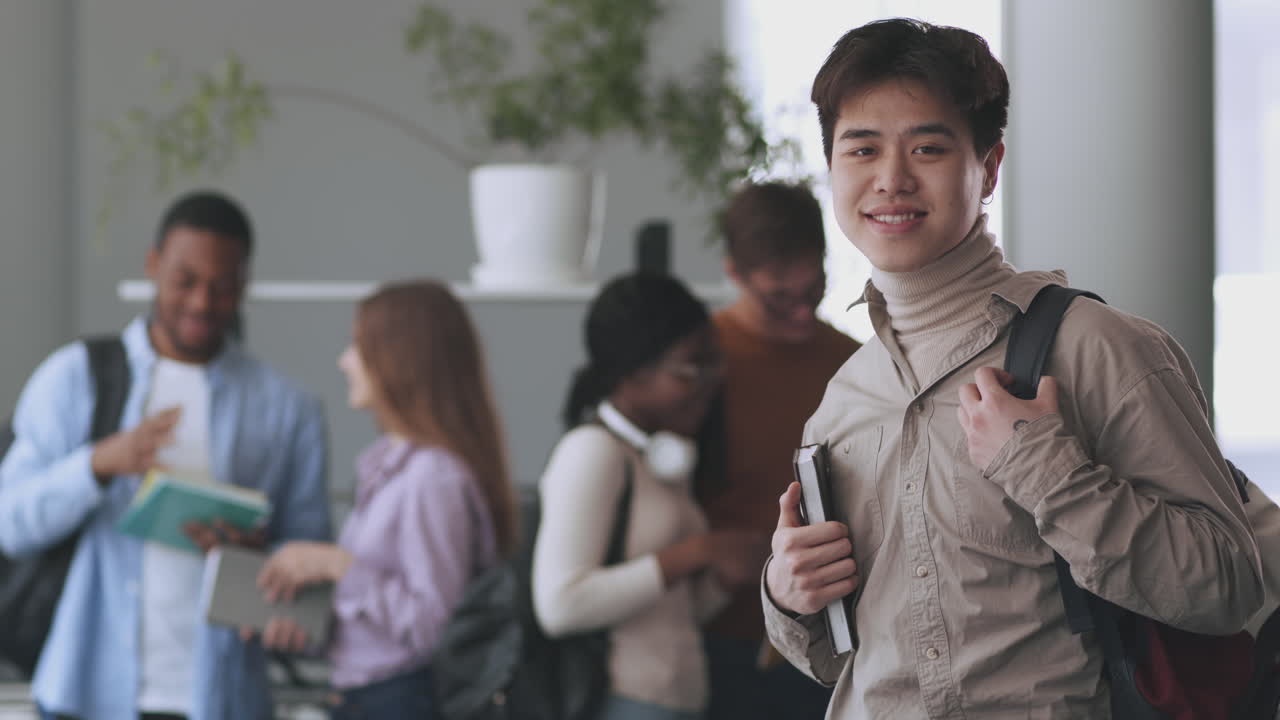 estudiante con amigos en un edificio universitario
