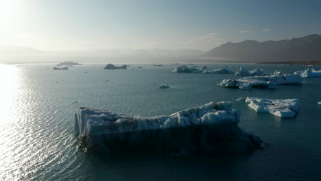 Blick-Aus-Der-Vogelperspektive-Auf-Eisblöcke-Eisberg,-Der-Auf-Dem-Jokulsarlon-See-Im-Vatnajokull-Nationalpark-Treibt.-Blick-Von-Oben-Auf-Die-Eisige-Bildung-Von-Gefrorenem-Gletscher-Permafrost-Im-Arktischen-Island