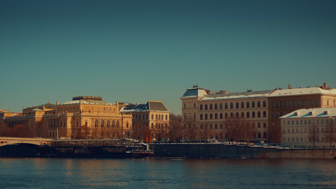 museo rudolfinum en praga desde el río vltava por la noche