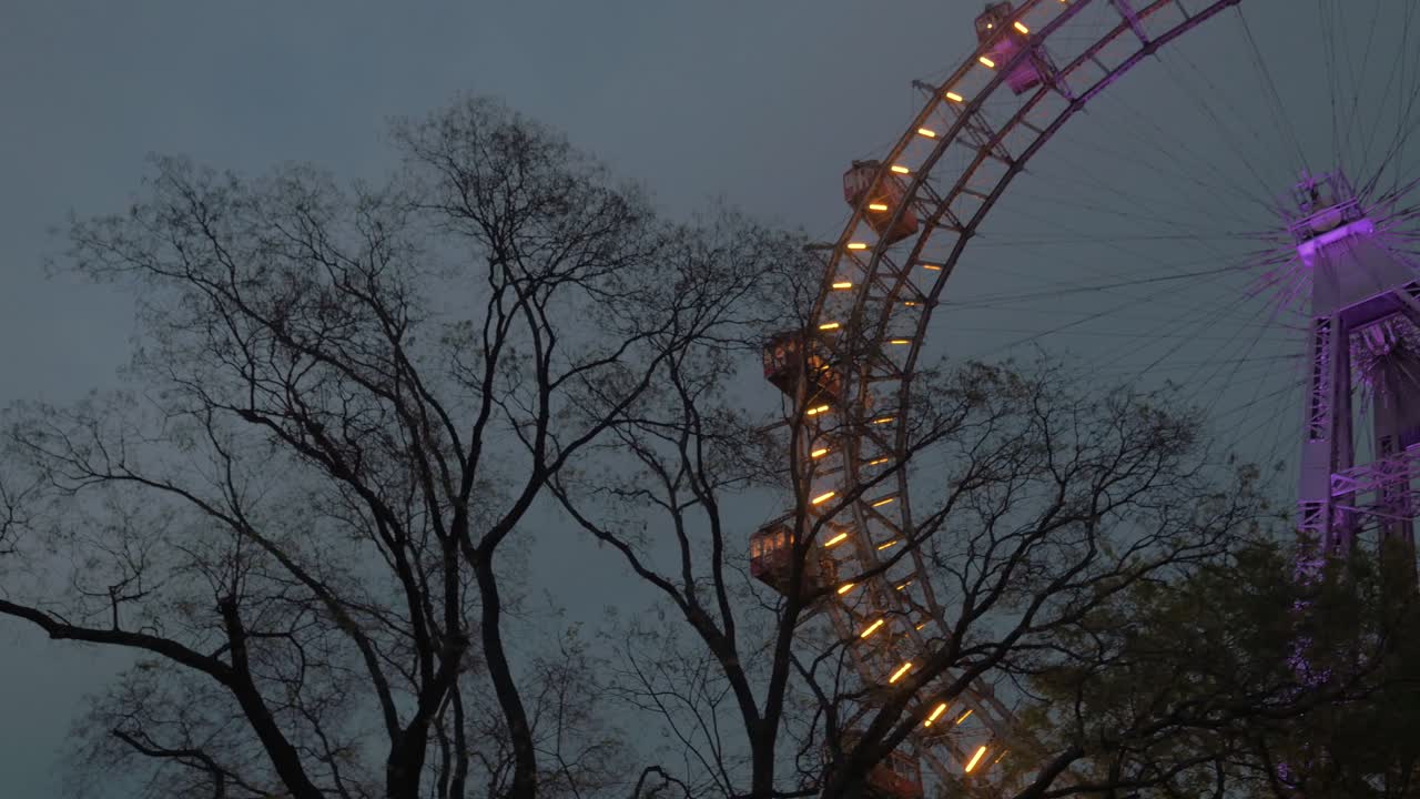 저녁에 거대한 페리스  비엔나 오스트리아