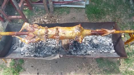 Cordero-En-Un-Poste-Girando-Sobre-Troncos-Ardientes-Y-Carbón-2