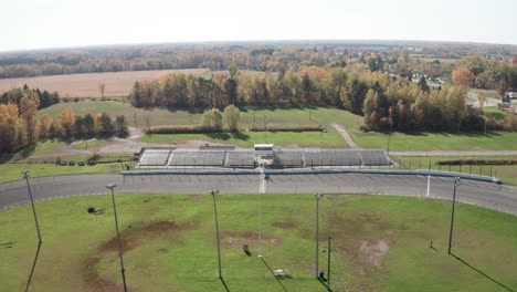 Whittemore-Small-Track-Car-Racing-Speedway-En-Whittmore,-Michigan-Con-Video-De-Drones-Saliendo