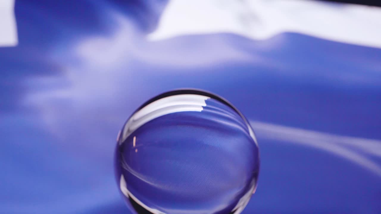 la bandera x está ondeando contra el cielo azul en 4k.