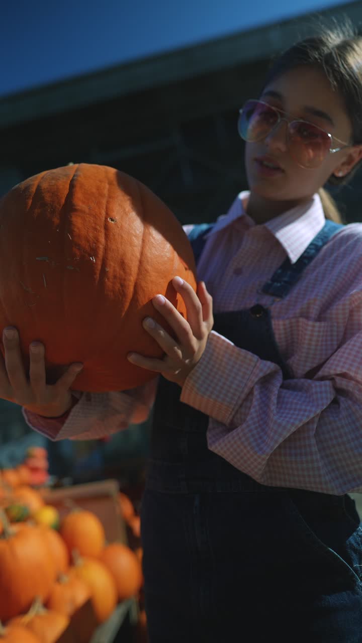가을 농장에서 호박을 들고 있는 여자