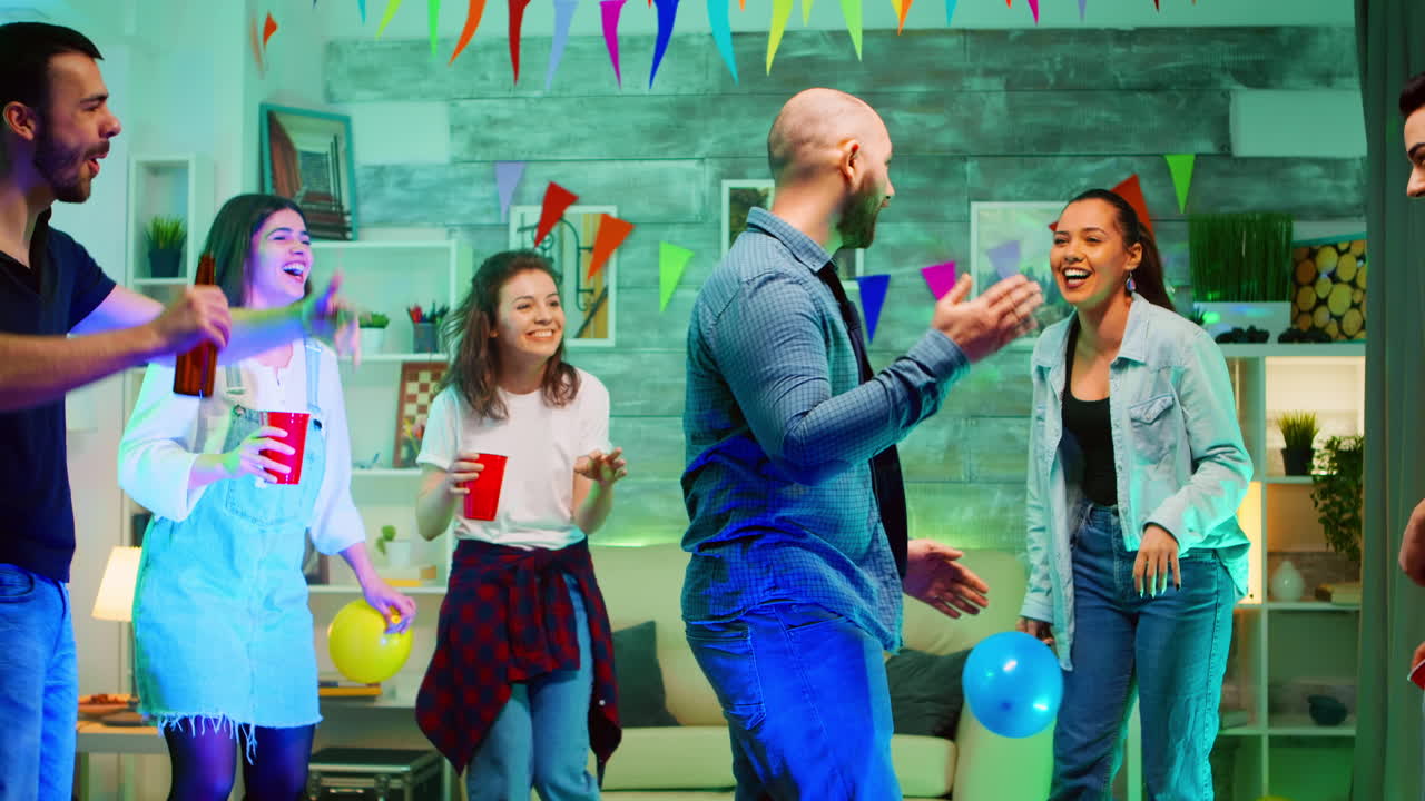 joven calvo atractivo haciendo movimientos de baile de robot