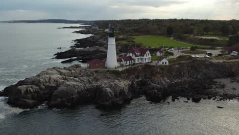 faro de portland en la hermosa costa rocosa de maine en el noreste de los estados unidos, aérea