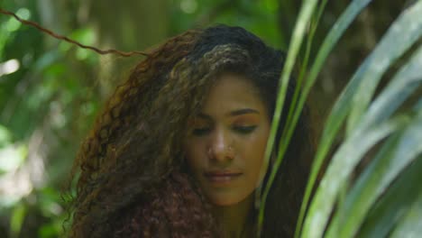 un telón de fondo de un parque de islas tropicales con una chica con el cabello rizado