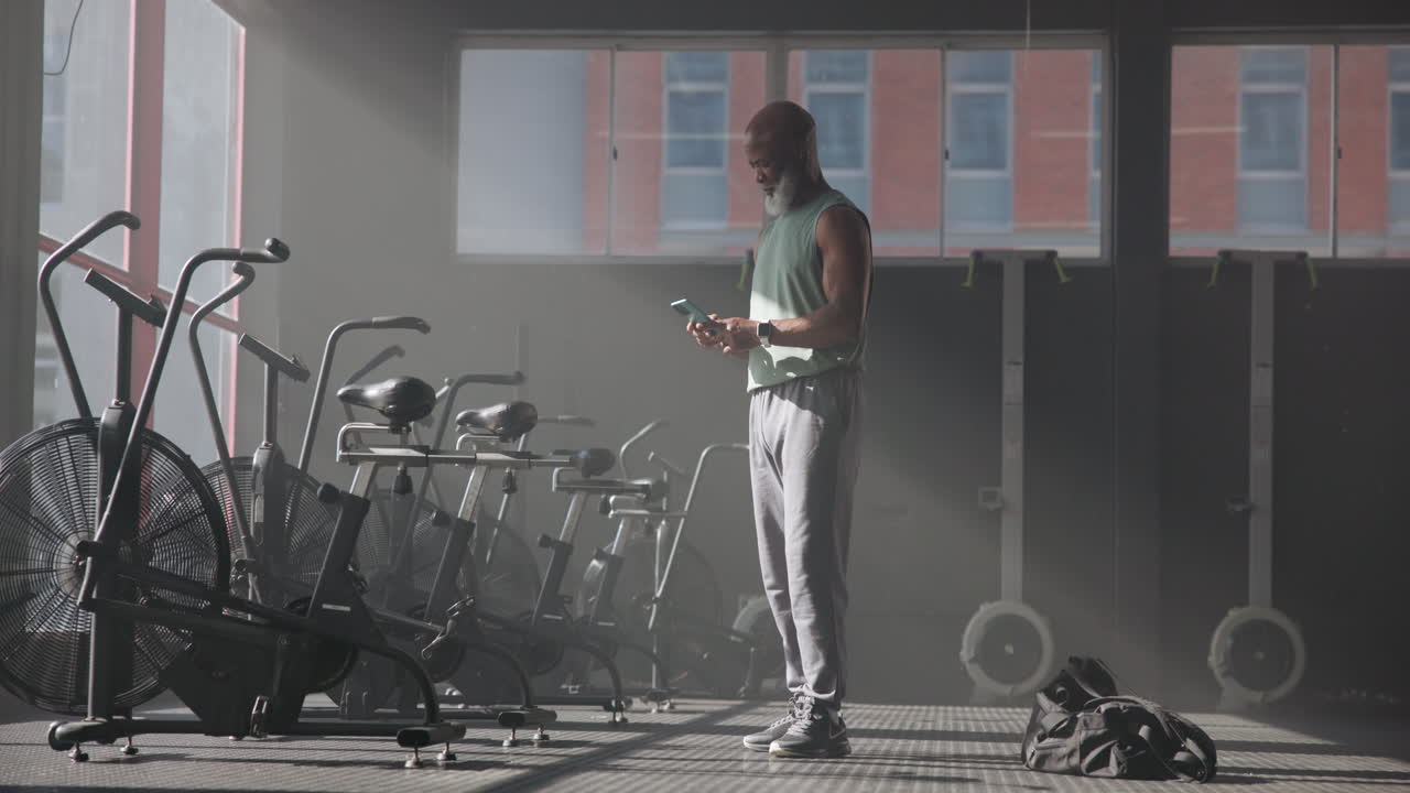 체육관에서 스마트폰을 사용하는 남자