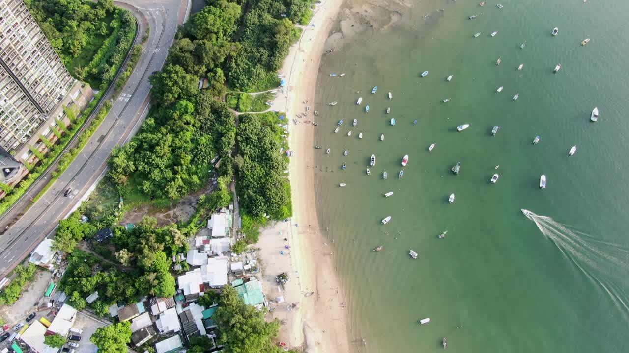 현대적인 주거 건물 단지와 오픈 베이가 있는 홍콩 우카이샤 지역의 조감도