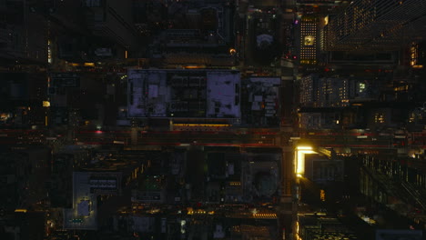 Vista-Aérea-De-Pájaros-Vista-Panorámica-De-Arriba-Hacia-Abajo-De-Calles-Iluminadas-En-El-Centro-De-La-Ciudad.-Vuelo-Nocturno-Sobre-Una-Gran-Ciudad.-Manhattan,-Ciudad-De-Nueva-York,-Estados-Unidos