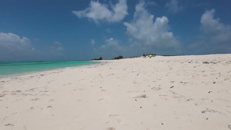 POV-Caminando-Sobre-Arena-Blanca-A-Lo-Largo-De-La-Costa-De-La-Playa,-Huellas-De-Los-Roques-Venezuela