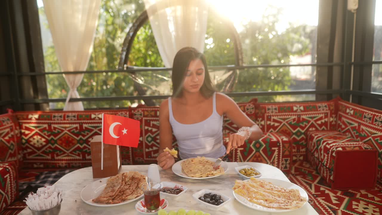 터키식 아침 식사를 즐기는 여자