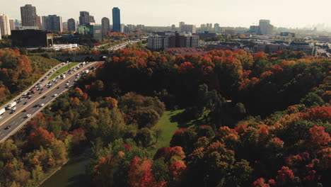 Color-De-Otoño-Sobre-Don-Valley-Parkway-Toronto-Ontario-Canadá