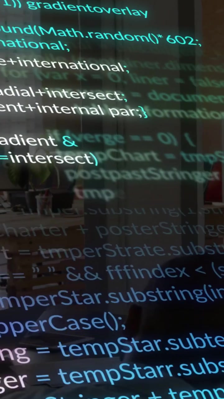 Vidéo verticale : Homme assis travaillant sur un ordinateur portable, déboguant du code, avec du texte technique défilant sur l'homme et le bureau