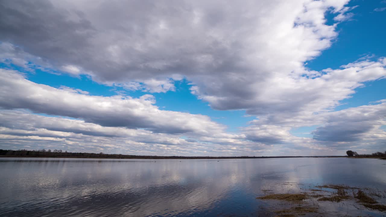 자연의 강 풍경 4k hd 고화질 반사 구름의 수면에 속도를 내기. 물결에 구름의 배경 반사. 은 여름날의 경치적인 편안한 풍경.