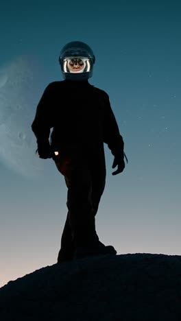 silueta de un astronauta explora la montaña de un planeta hostil abandonado