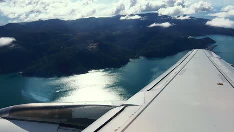 Un-Avión-Que-Vuela-Sobre-Koh-Samui-Está-Girando-A-La-Derecha