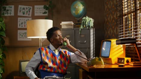 escena de oficina retro con un hombre en el teléfono y café