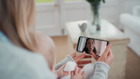 Mutter-Und-Baby-Unterhalten-Sich-Per-Smartphone-Per-Video-Chat-Mit-Der-Besten-Freundin-Und-Winken-Dem-Kleinkind-Zu.-Glückliche-Mutter-Plaudert-Und-Teilt-Den-Lebensstil-Der-Mutterschaft-Auf-Dem-Mobiltelefon