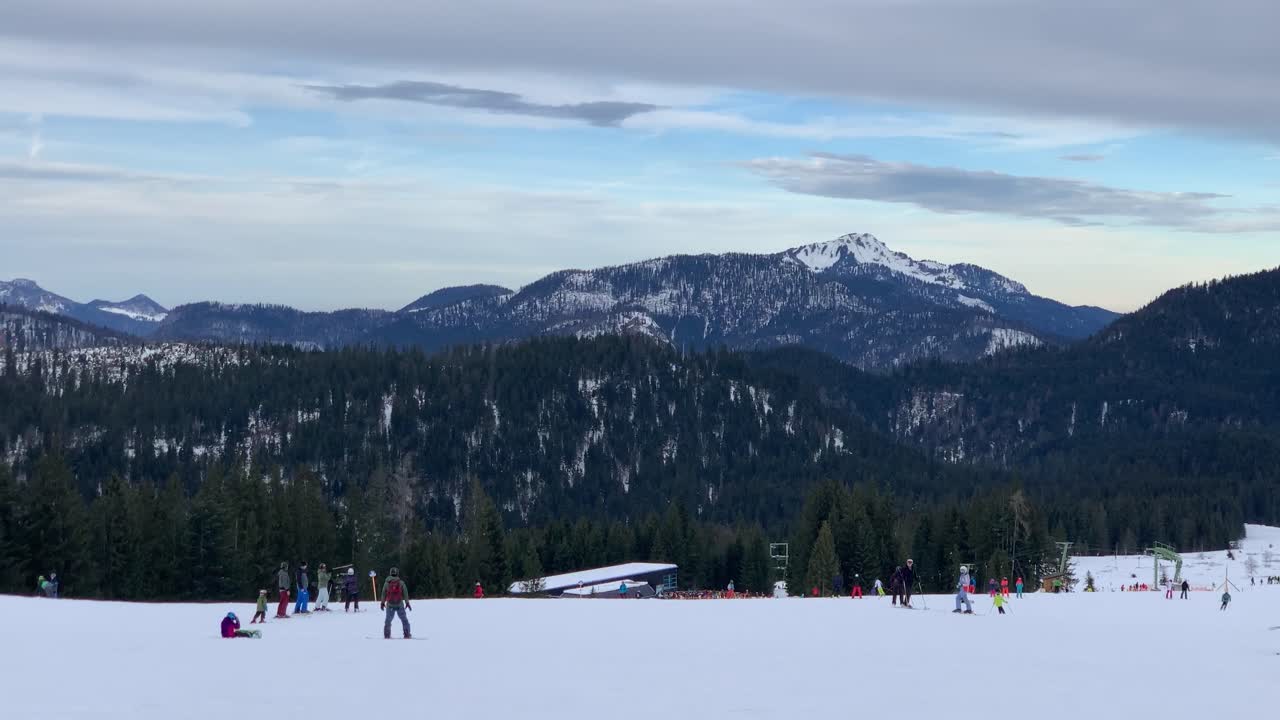 vista de la montaña desde una pista de esquí