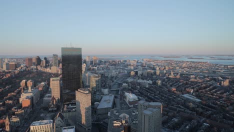 Skyline-Von-Boston-Während-Der-Goldenen-Stunde-Von-Der-Aussichtsplattform-Eines-Wolkenkratzers-In-4K