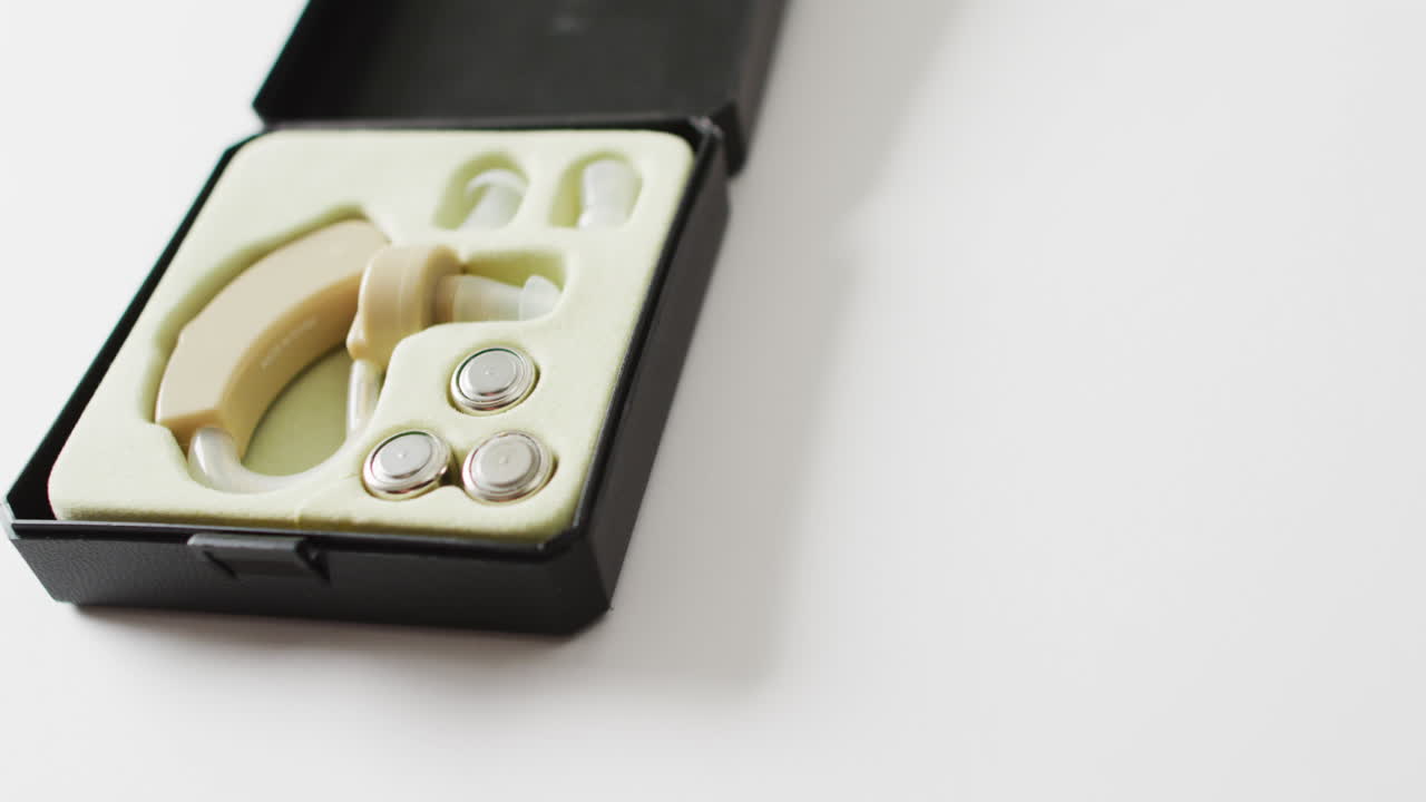 청각 보조기와 배터리의 비디오,  ⁇ 색 배경에 복사 공간