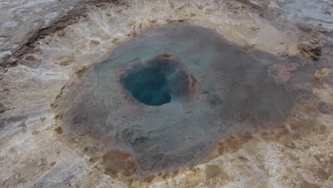 Luftdrohnenaufnahme-Strokkur,-Ein-Springbrunnen-Geysir-In-Island