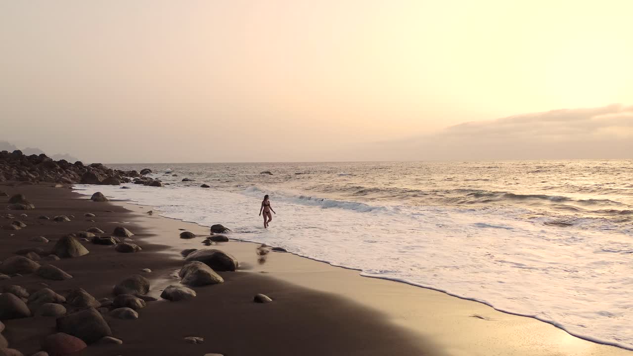 스페인 그란 카나리아의 순수한 처녀 해변에서 휴식을 취하는 여성의 이한 장면