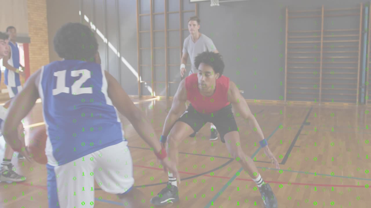 Reloj de posesión en cuenta regresiva, impulsando a un jugador de baloncesto regateando en un gimnasio con una superposición de arco de pase hacia el ala.
