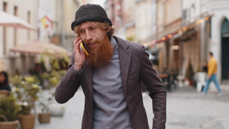 hombre de negocios irritado estresado hablando en dos teléfonos móviles teniendo conversación conflicto pelea