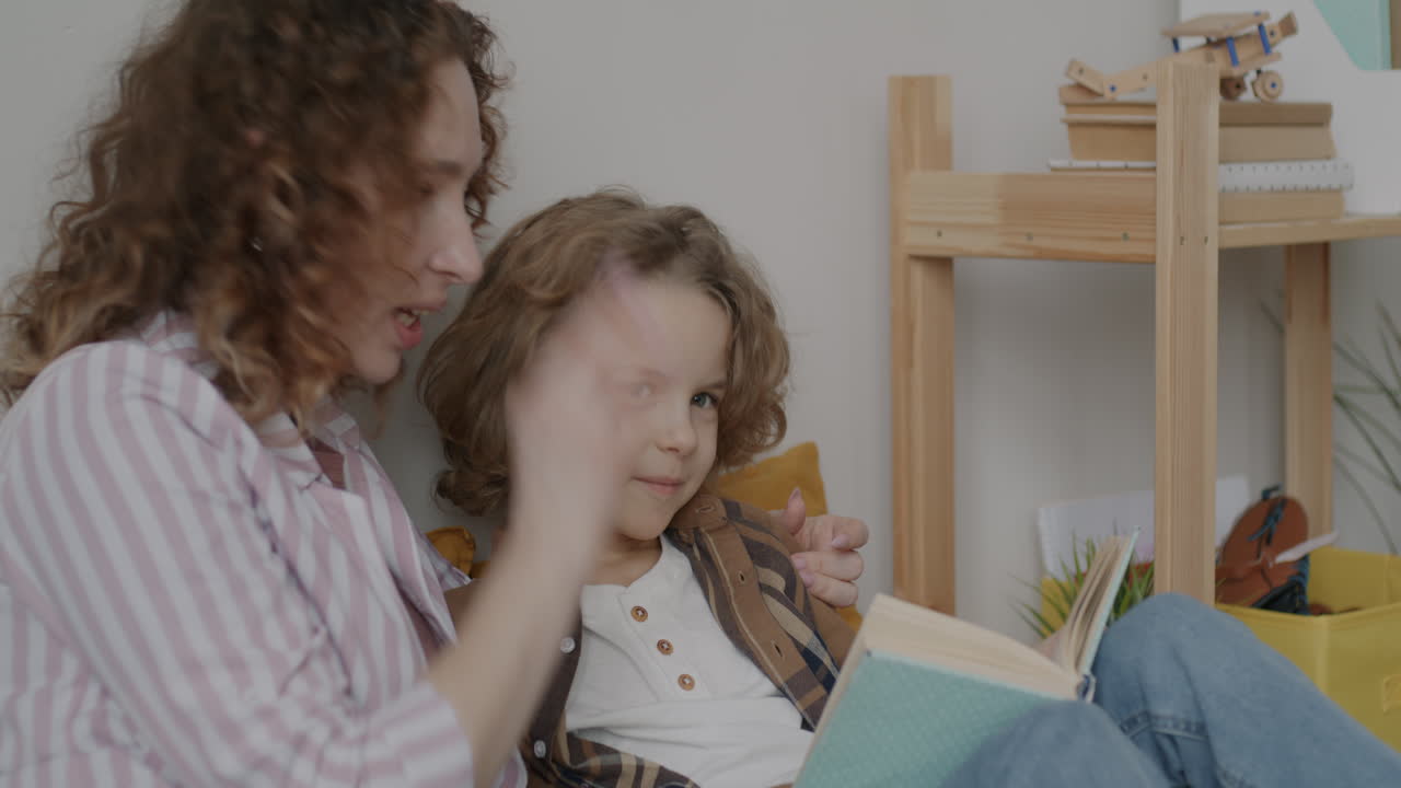 madre e hijo leyendo juntos
