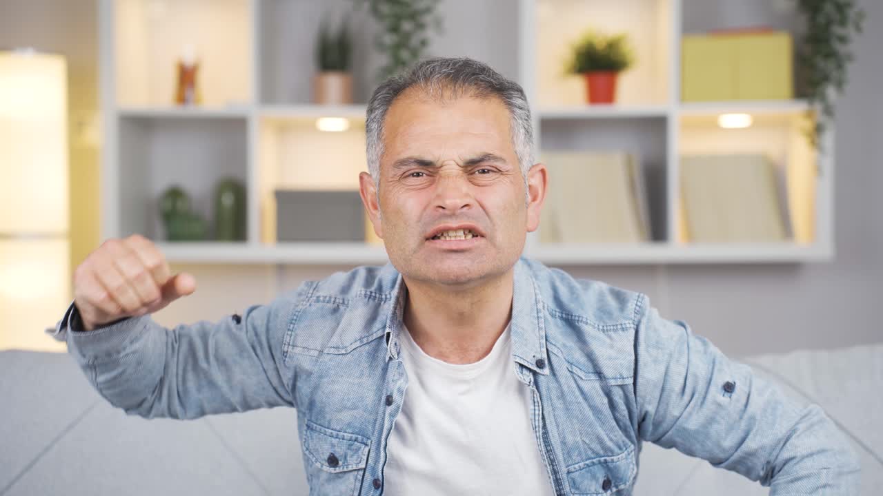 카메라에 화를 내는 남자.