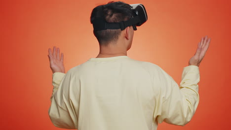 Hombre-Guapo-Usando-Casco-De-Realidad-Virtual-Para-Jugar-Aplicación-De-Juego-De-Simulación-Viendo-Contenido-De-Video