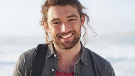 retrato del hombre, sonrisa de la cara y vacaciones en la playa