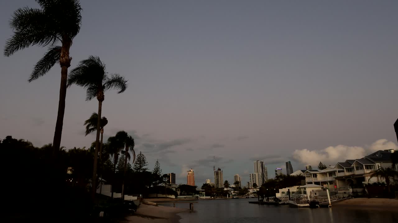 으로 둘러싸인 마리나에서 해가 지는 모습