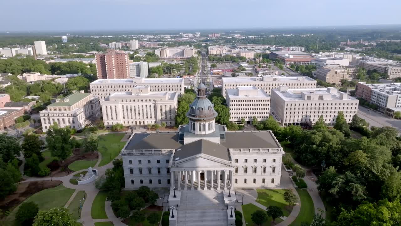 South Carolinas delstatshovedstadsbygning med dronevideo, der bevæger sig langsomt ned.