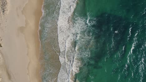 Toma-De-Drones-De-Arriba-Hacia-Abajo-De-Las-Olas-Rodando-Hacia-La-Playa-En-Tarifa,-España