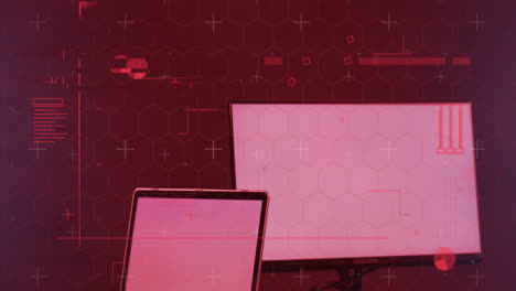 animación del procesamiento de datos en el portátil y la computadora con pantalla en blanco