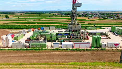 plataforma de perforación en campos agrícolas en austria - toma aérea de drones