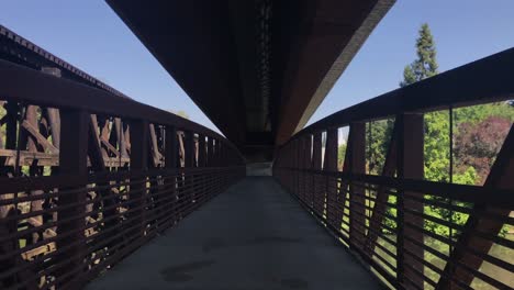 imágenes de mano de un puente de acero oxidado sobre un río